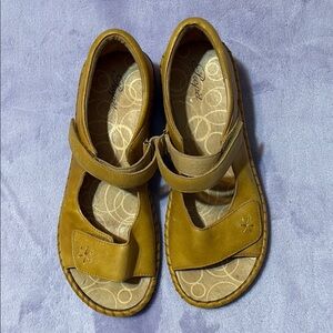 Propet Tan Sandals Comfortable Open-Toe Design